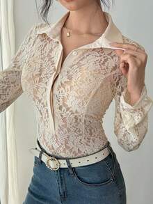 DAZY Áo thun nữ tay dài cài cúc đơn, chất liệu ren hoa, kiểu dáng thanh lịch. - Màu be - Xem 3