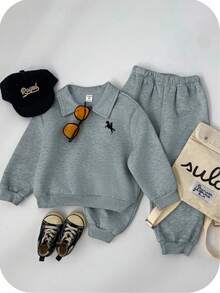 Bộ đồ thể thao 2 món cho bé trai, kiểu dáng thường ngày, thoải mái, màu trơn, gồm áo hoodie dài tay cổ polo và quần nỉ, chất liệu dày dặn giữ nhiệt, thích hợp đi học. - Xám - Xem 9