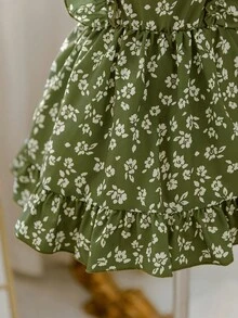 SHEIN Glamorique Kids 这款粉白格纹吊带连衣裙，搭配可爱的草莓印花，营造出清新自然的氛围。肩部饰以荷叶边，完美诠释了夏日时尚优雅活泼的气质。A字版型，采用轻盈透气的面料，适合假日派对、周岁婚礼、景区游览、拍照等各种场合穿着。 - 綠色 - 查看 5