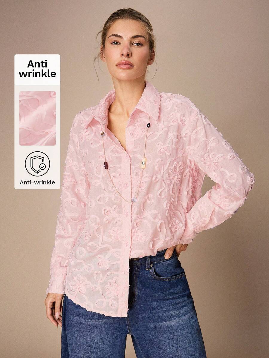 Maija 这款女士落肩长袖单排扣衬衫，饰以精致花卉图案，柔和的粉色调搭配细腻的花卉面料，尽显浪漫情调。落肩设计提升穿着舒适度，单排扣廓形简约优雅，是夏季的理想之选。无论是情人节约会、日常通勤还是正式场合，都能完美展现女性的优雅气质。 - 粉色 - 查看 1