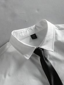 ROMWE MEN Camisa de manga corta con estampado gótico para hombres - Blanco - Ver 2