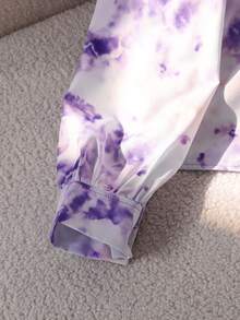 Đây là một bộ gồm hai món: một áo sơ mi dài tay cổ đứng họa tiết hoa tím, có nơ cài phía trước có thể tháo rời; và một quần ống rộng thẳng với cạp chun. Bộ hai món này rất lý tưởng cho các bé gái mặc hàng ngày hoặc đi làm, đặc biệt là vào mùa xuân và mùa hè. - Màu tím - Xem 7