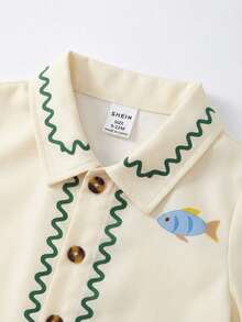 SHEIN Playful Pals 男童热带度假风夏季短袖衬衫短裤套装，包含一件立领热带度假图案上衣和一条配套的松紧腰短裤。童装。婴儿服装，婴儿上衣，婴儿短裤，婴儿套装，婴幼儿夏季套装，时尚度假风，适合6个月至3岁的宝宝。6M-3T - 杏色 - 查看 4