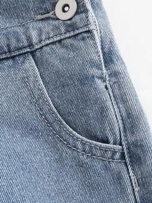 26款春夏新款男童浅蓝色牛仔背带裤，时尚百搭的韩版直筒宽松阔腿连体裤，面料柔软舒适，适合休闲外出、聚会、居家、节日等场合。