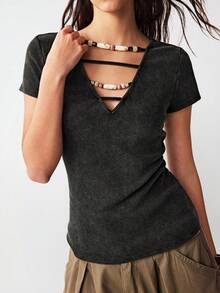 Bohemela 女士休闲纯色水洗黑色V领短袖T恤，正面饰有串珠细节，西部乡村风格，适合音乐会、派对、海滩度假、日常穿着、返校、外出、聚会、情人节、新年、2000年代Y2K、夏季假期等场合。 - 黑色 - 查看 3