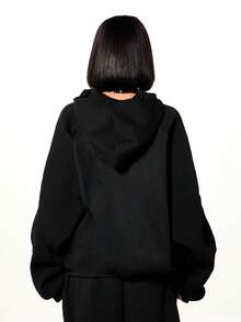 SUMWON WOMEN 女士宽松印花连帽衫，正面中央口袋，长袖，休闲秋冬街头风套头衫，饰有醒目的文字设计，适合休闲穿着。 - 黑色 - 查看 2