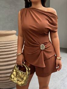 SHEIN LUNE Conjunto de dos piezas con top asimétrico de un hombro y shorts con cintura fruncida y detalle de hebilla metálica - Tallas grandes para mujer para primavera y verano, adecuado para ropa de calle elegante, oficina casual, reuniones y fiestas - Marrón - Ver 4