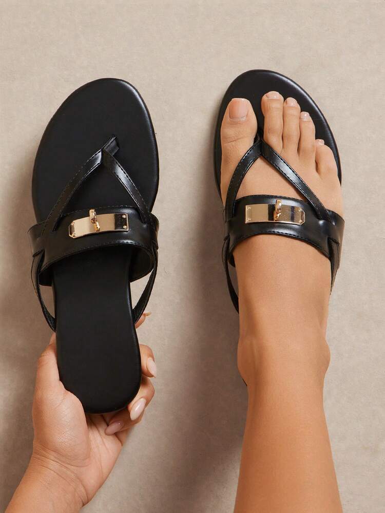 SHUZIA #QuietLuxury 女士圆头极简主义设计师款金属点缀高级人造革黑色人字拖凉鞋——时尚、百搭、易配 - 黑色 - 查看 2