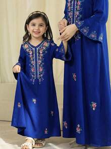 SHEIN 经典靛蓝色花卉刺绣优雅复古连衣裙，适合年轻女孩穿着。这款休闲简约的传统阿拉伯长袍连衣裙，适合春夏穿着。优雅端庄的长袖连衣裙，可作祈祷服，穿着舒适，休闲百搭，尽显度假风情。这款儿童长袍（Jalabiya）也同样端庄时尚。 - 寶藍色 - 查看 1
