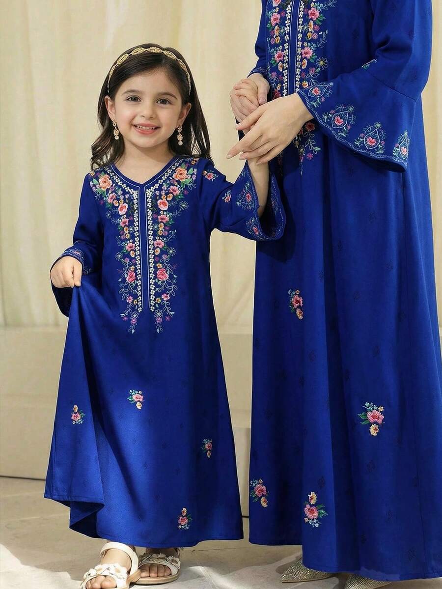 SHEIN 经典靛蓝色花卉刺绣优雅复古连衣裙，适合年轻女孩穿着。这款休闲简约的传统阿拉伯长袍连衣裙，适合春夏穿着。优雅端庄的长袖连衣裙，可作祈祷服，穿着舒适，休闲百搭，尽显度假风情。这款儿童长袍（Jalabiya）也同样端庄时尚。 - 寶藍色 - 查看 1