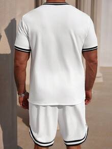 Manfinity Homme 男士休闲条纹短袖T恤和抽绳腰短裤套装，夏季男士两件套，夏季男士休闲短裤套装，白色短裤套装，男士夏季运动服，男士两件套白色服装，男士复古风，日常休闲，周末旅行，户外活动，探险旅行，轻松的工作环境或半正式场合，男友/丈夫礼物，周年纪念/生日礼物，派对，夏季假期，婚礼，春夏交替，狂欢节。 - 白色 - 查看 2