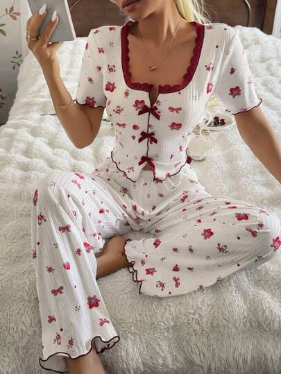 CottageSlumber Kontrastfärgad spets med fyrkantig krage och stickad jordgubbs- och rosettdekoration för kvinnors pyjamasset