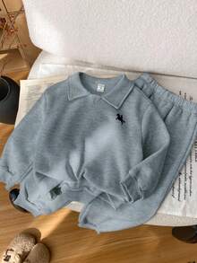 Bộ đồ thể thao 2 món cho bé trai, kiểu dáng thường ngày, thoải mái, màu trơn, gồm áo hoodie dài tay cổ polo và quần nỉ, chất liệu dày dặn giữ nhiệt, thích hợp đi học. - Xám - Xem 6