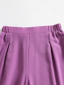 Đây là một bộ gồm hai món: một áo sơ mi dài tay cổ đứng họa tiết hoa tím, có nơ cài phía trước có thể tháo rời; và một quần ống rộng thẳng với cạp chun. Bộ hai món này rất lý tưởng cho các bé gái mặc hàng ngày hoặc đi làm, đặc biệt là vào mùa xuân và mùa hè. - Màu tím - Xem 8