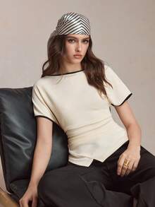 BizChic Áo thun cổ tròn màu kaki nhạt mới, phối viền đen tương phản, thiết kế nhún eo, vạt áo bất đối xứng, chất liệu vải có họa tiết, đa năng cho mùa hè, phong cách Y2K cho công sở và đi làm. - Màu be - Xem 2