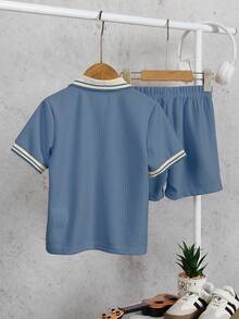 SHEIN Genkimix Kids 两件套男童纹理面料Polo衫和裤子套装。撞色滚边Polo领增添层次感，做工精良，简约时尚的新设计展现男孩个性，适合日常休闲和上学穿着，适合4-7岁儿童夏季度假、旅行、休闲、日光浴等场合。 - 淺藍色 - 查看 2