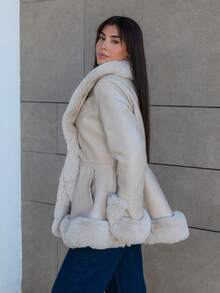 Hitanina 毛茸茸翻領腰帶外套 - 米色 - 查看 5