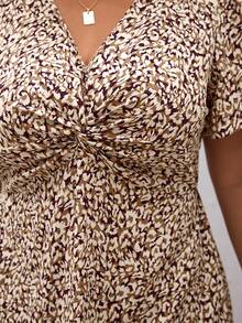 SHEIN Frenchy Đầm ngắn tay cổ chữ V họa tiết hoa dành cho nữ cỡ lớn, thích hợp mặc đi nghỉ mát hoặc hẹn hò. - màu nâu - Xem 4