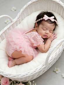 SHEIN 新生儿蕾丝网纱拼接可爱连体衣及发带摄影套装 - 粉色 - 查看 4