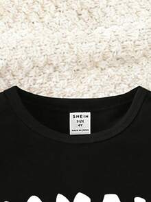 一套幼儿男童休闲时尚创意爱心图案字母印花短袖T恤和短裤，适合春、夏、秋季的舒适日常穿着。