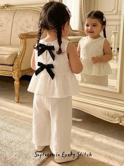 Cozy Pixies 2 st. set med vita, rygglösa, rosettdekorationer för baby/småbarnsflicka, rund halsringning, ärmlös topp och resår i midjan, vida byxor