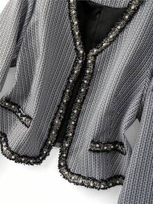 GlowEve CURVE 大码女装两件套：优雅黑色撞色珍珠串珠饰边V领长袖开衫外套和圆领珍珠装饰长裙，适合秋冬季休闲、工作和派对场合。 - 黑與白 - 查看 8