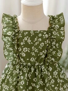 SHEIN Glamorique Kids 这款粉白格纹吊带连衣裙，搭配可爱的草莓印花，营造出清新自然的氛围。肩部饰以荷叶边，完美诠释了夏日时尚优雅活泼的气质。A字版型，采用轻盈透气的面料，适合假日派对、周岁婚礼、景区游览、拍照等各种场合穿着。 - 綠色 - 查看 4