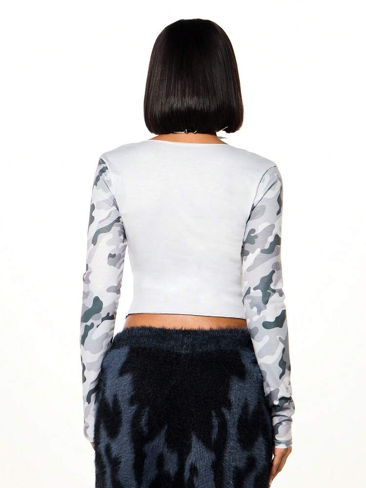 SUMWON WOMEN Top corto con maniche a contrasto mimetiche e stampa grafica