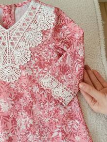 SHEIN 新生女宝宝度假休闲粉色蕾丝边长袖连衣裙 - 彩色 - 查看 4