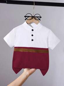 SHEIN Genkimix Kids 1件男童针织舒适短袖polo衫，时尚运动撞色设计，宽松版型，适合春夏穿着，适合度假、海滩、日常穿着。 - 酒紅色 - 查看 3