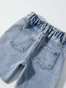 SHEIN شورت جينز مبهت للفتيات الصغيرات بقصة مريحة وملمس غسيل الثلج الجينز، مع طباعة كرتونية لبطة جميلة - أزرق فاتح - مشاهدة 6