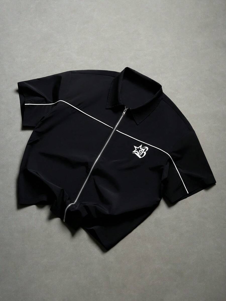 Manfinity Roghcode 哥特字母印花黑色休闲衬衫,侧边带袢带,适合年轻男士,男士拉链衬衫,男士针织衫,短袖拉链衬衫,拉链Polo衫,黑色拉链衬衫 - 黑色 - 查看 1