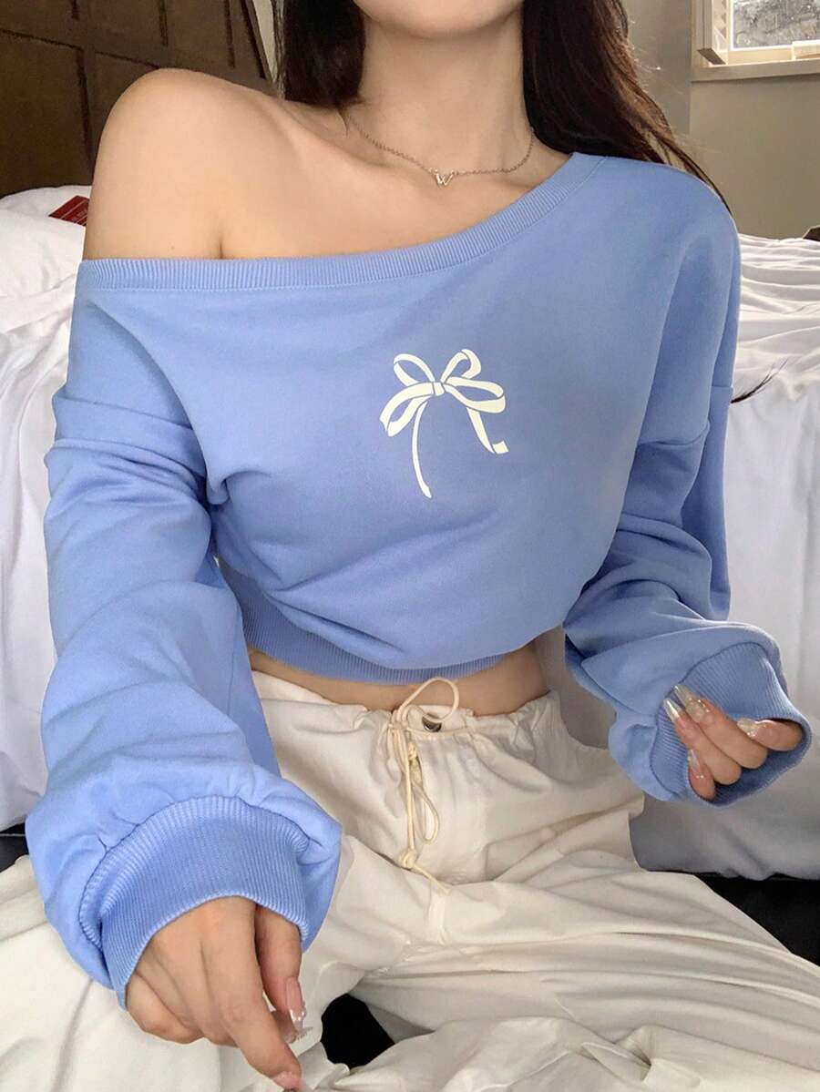 DAZY Casual Butterfly Print Cropped Sweatshirt With Oblique Shoulder