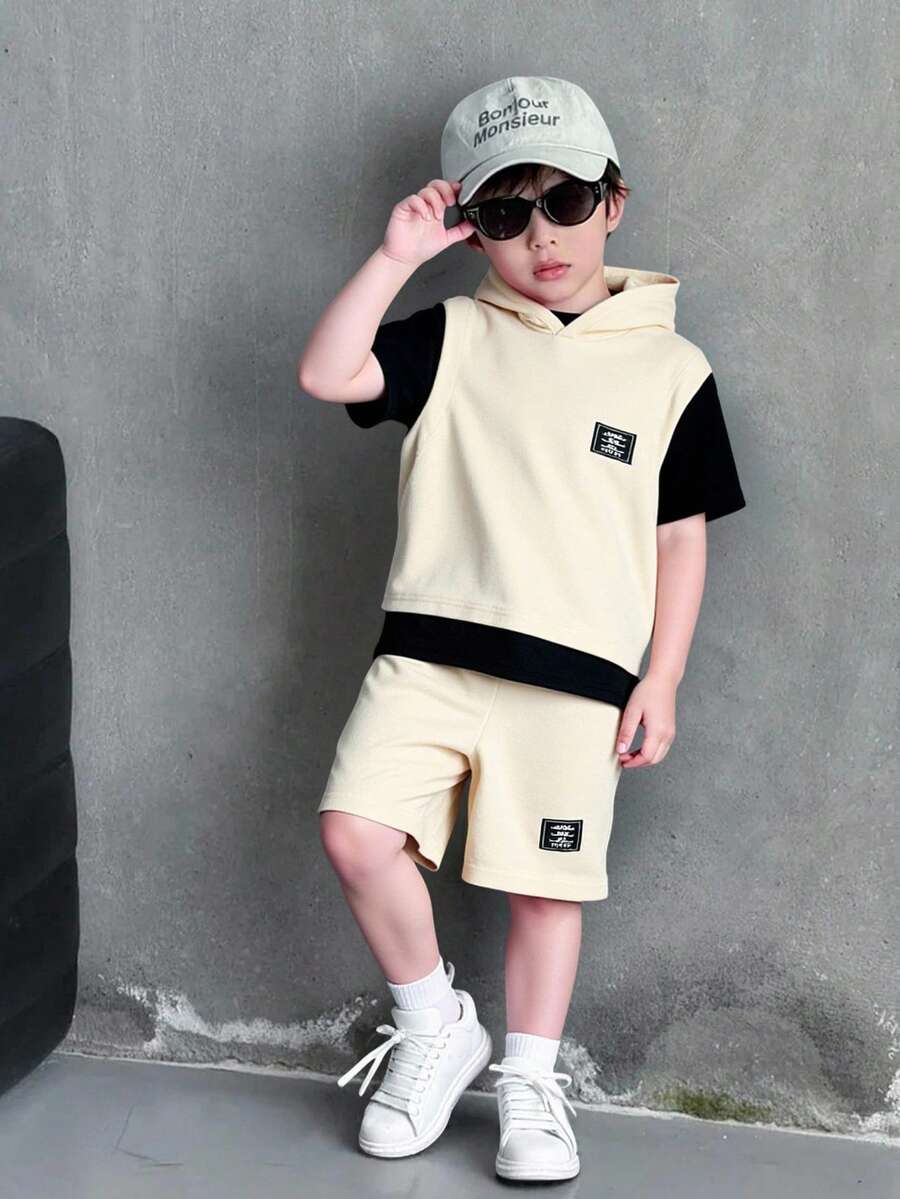 SHEIN Explorewe 两件套男童夏季套装,包括一件带帽短袖T恤,采用纹理针织面料和撞色图案设计,搭配拼接运动短裤,运动风格,适合日常穿着、度假、运动、上学、节日等场合。 - 卡其色 - 查看 1