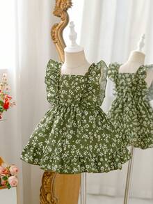 SHEIN Glamorique Kids 这款粉白格纹吊带连衣裙，搭配可爱的草莓印花，营造出清新自然的氛围。肩部饰以荷叶边，完美诠释了夏日时尚优雅活泼的气质。A字版型，采用轻盈透气的面料，适合假日派对、周岁婚礼、景区游览、拍照等各种场合穿着。 - 綠色 - 查看 1