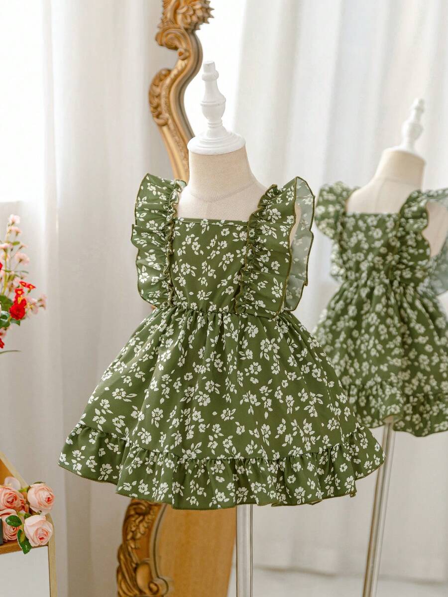 SHEIN Glamorique Kids 这款粉白格纹吊带连衣裙,搭配可爱的草莓印花,营造出清新自然的氛围。肩部饰以荷叶边,完美诠释了夏日时尚优雅活泼的气质。A字版型,采用轻盈透气的面料,适合假日派对、周岁婚礼、景区游览、拍照等各种场合穿着。 - 綠色 - 查看 1