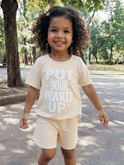 SHEIN Genkimix Kids 女童休闲宽松短袖T恤短裤套装（2件套），浅卡其色字母印花和标语简约风格，舒适贴身，适合夏季活动、户外玩耍和街头服饰。