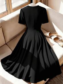 GlowEve CURVE Vestido elegante de manga corta con cuello redondo, botones y cremallera en unicolor para tallas grandes - Negro - Ver 2