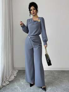 Elenzga Bộ 2 món thời trang đi làm thanh lịch cho nữ, áo sơ mi dài tay xếp ly vai chéo cổ bẻ họa tiết hoa kim loại và quần ống đứng có nút cài bên hông, khóa vòng kim loại, thu/đông - Xám - Xem 7