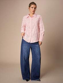 Maija 这款女士落肩长袖单排扣衬衫，饰以精致花卉图案，柔和的粉色调搭配细腻的花卉面料，尽显浪漫情调。落肩设计提升穿着舒适度，单排扣廓形简约优雅，是夏季的理想之选。无论是情人节约会、日常通勤还是正式场合，都能完美展现女性的优雅气质。 - 粉色 - 查看 2