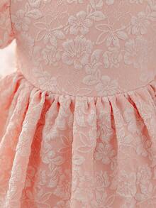 SHEIN Glamorique Kids 优雅女婴粉色提花修身A字连衣裙，半泡泡袖拉链细节，女婴公主裙，蝴蝶结，粉色提花面料，质感面料，高贵典雅，中东、欧洲和美洲流行，泡泡袖，华丽，派对礼服，舞会礼服，夏季，春季杏色女婴连衣裙，优雅女婴连衣裙，复古泡泡袖连衣裙 - 粉色 - 查看 6