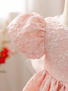 SHEIN Glamorique Kids 优雅女婴粉色提花修身A字连衣裙，半泡泡袖拉链细节，女婴公主裙，蝴蝶结，粉色提花面料，质感面料，高贵典雅，中东、欧洲和美洲流行，泡泡袖，华丽，派对礼服，舞会礼服，夏季，春季杏色女婴连衣裙，优雅女婴连衣裙，复古泡泡袖连衣裙 - 粉色 - 查看 5