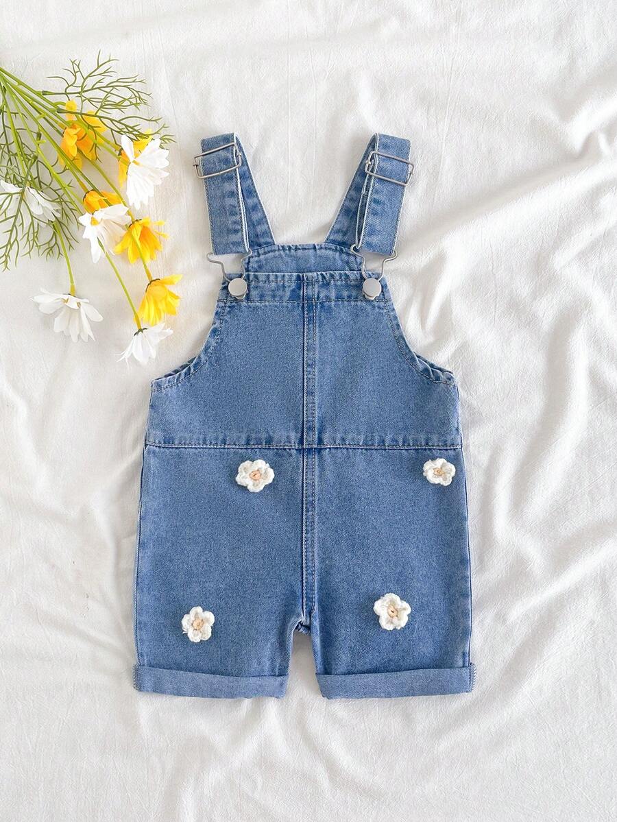 女婴休闲百搭牛仔背带裤，带贴花 - 中等水洗藍 - 查看 1