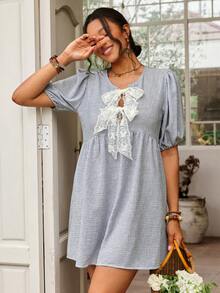 SHEIN VCAY 大码女式度假蕾丝蝴蝶结装饰条纹短泡泡袖可爱连衣裙 - 藍白色 - 查看 8