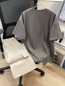 SHEIN Little Byeori Conjunto de camiseta de manga corta con textura de choque de letras pequeñas en gris oscuro y pantalones cargo blancos cremosos para niños preadolescentes, casual, cómodo, de moda, simple, práctico, de tela suave, adecuado para uso diario, escuela, viajes, deportes al aire las estaciones de primavera, verano, otoño e invierno. - Multicolor - Ver 3