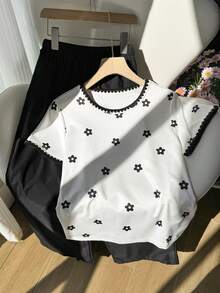 SHEIN 女童百搭休闲两件套：白色碎花上衣和黑色长裤，柔软时尚，适合日常上学、周末郊游、家庭聚会或休闲外出。精致细节、舒适面料和易于搭配的设计，是各种轻松场合的理想之选！ - 白色 - 查看 2