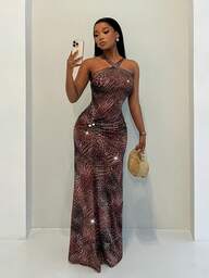 BamGleam Işıltılı, seksi ve büyüleyici bu uzun, vücuda oturan gece elbisesi, boncuk işlemeli fırfırlarla süslenmiş askısız bir tasarıma sahiptir.