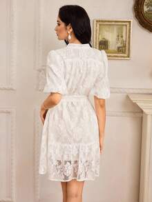 Modelyn 女士立领印花蕾丝拼接仿珍珠纽扣腰带装饰优雅收腰度假休闲迷你连衣裙 - 白色 - 查看 2
