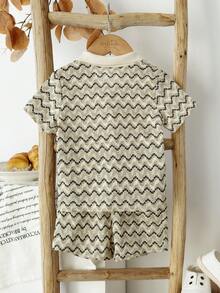 SHEIN 男宝宝春季度假休闲Polo领纹理波浪条纹撞色短袖针织上衣+宽松直筒纹理波浪条纹针织短裤Polo套装，适合度假和日常休闲穿着 - 杏色 - 查看 2