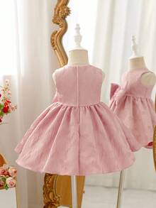 Glamorique Kids 这款女童粉色连衣裙采用柔软的提花面料，饰有优雅的缎面蝴蝶结，无袖设计。非常适合春夏穿着，是女宝宝毕业舞会礼服、晚宴礼服、表演服、度假公主裙和生日礼服的理想之选。 - 藕粉色 - 查看 2